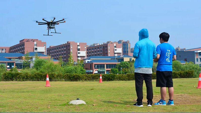 無人機培訓學費_無人售菜機前景如何_無人操作自動草簾機