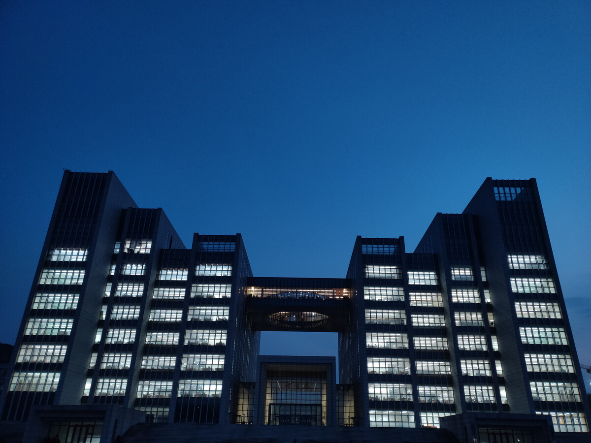 2023年西華師范大學圖書館_四川師范大學的音樂系與西華師范大學音樂系哪個更好_西華師范大學校園