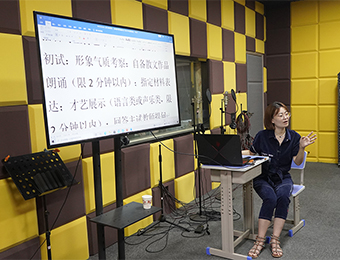 央視 中國新聞 女主播 播音 主持_石家莊播音主持培訓班_播音車主持藝術就業方向