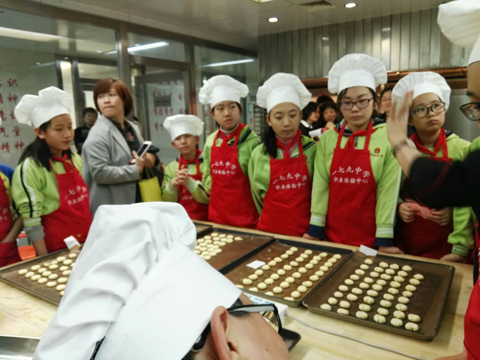 中小學不得在校內設置小賣部、超市_學校內超市歸學校哪個部門管_學校超市應當取得什么許可