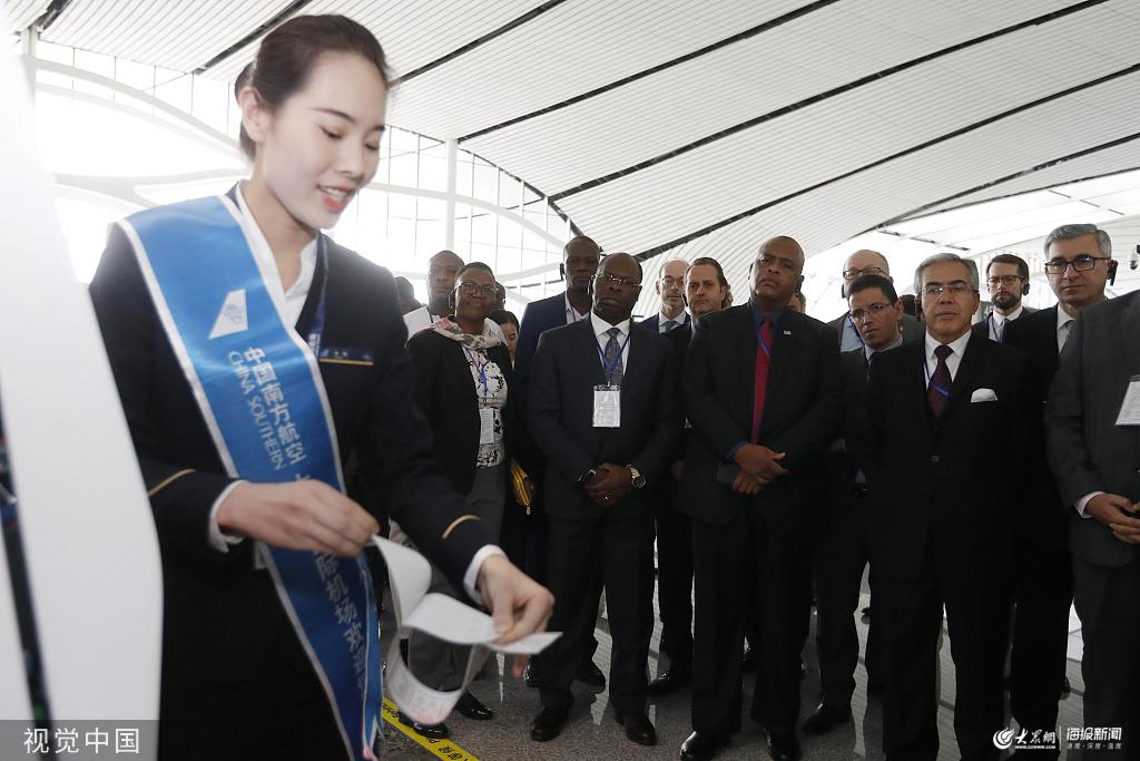中國留學生在美機場遭盤查_機場赴美留學生排長隊_中國留學生在美國機場被扣留