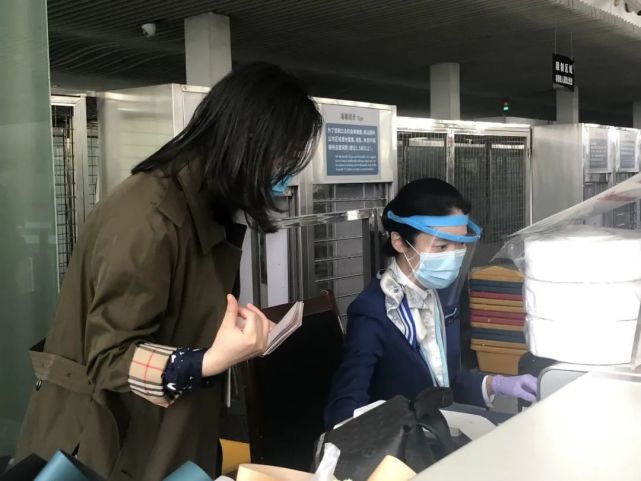 機場赴美留學生排長隊_中國留學生在美國機場被扣留_中國留學生在美機場遭盤查