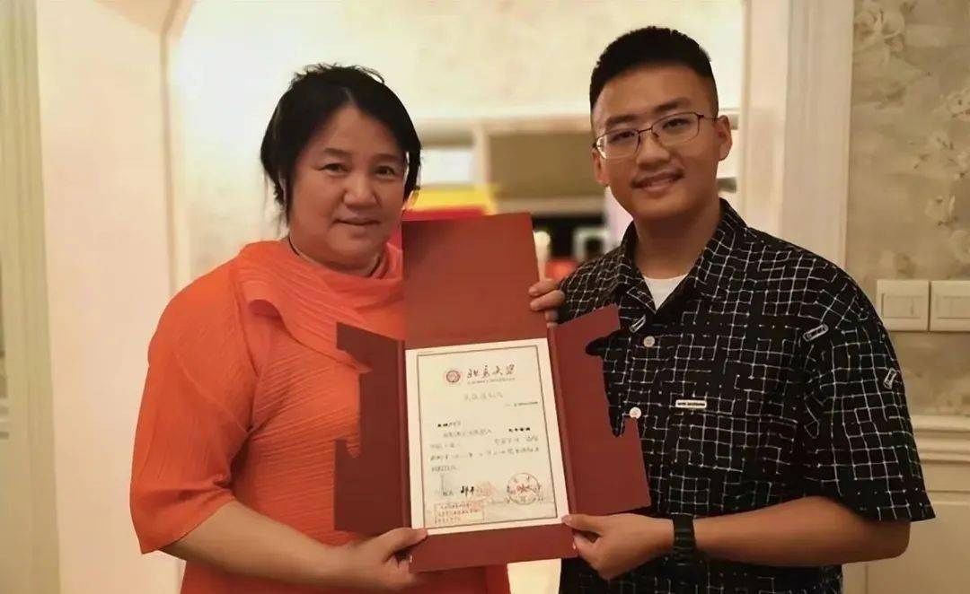 博士母親病危都不回家_母親背患病兒子讀到博士_母親重病北大博士兒子