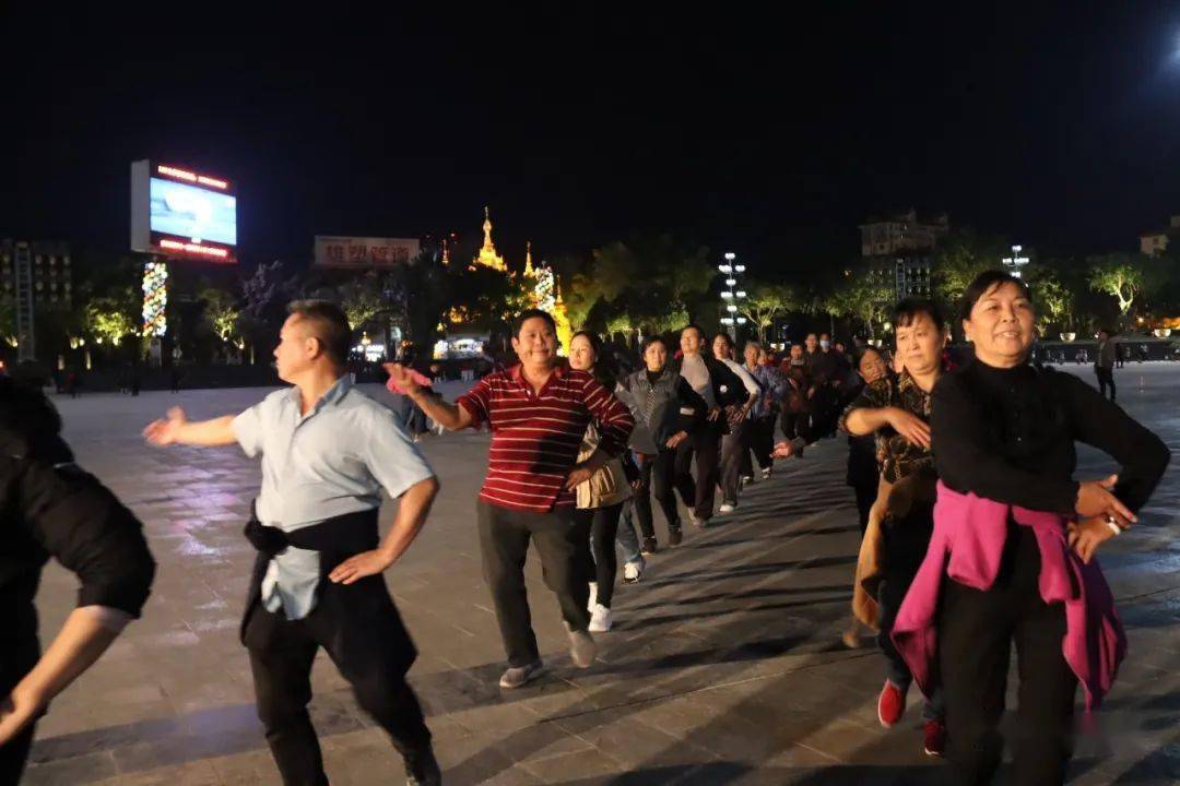 人民廣場炸雞歌曲_人民廣場吃炸雞原唱歌詞_我在人民廣場吃炸雞趙大格
