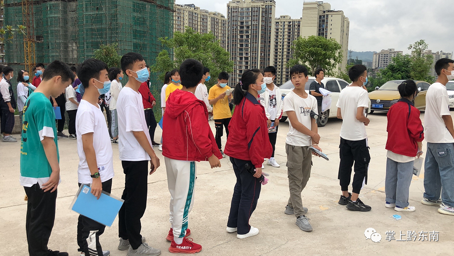 高考衣服有拉鏈行不行_高考考生因衣服拉鏈過(guò)不了儀器_高考考場(chǎng)衣服拉鏈算金屬嗎