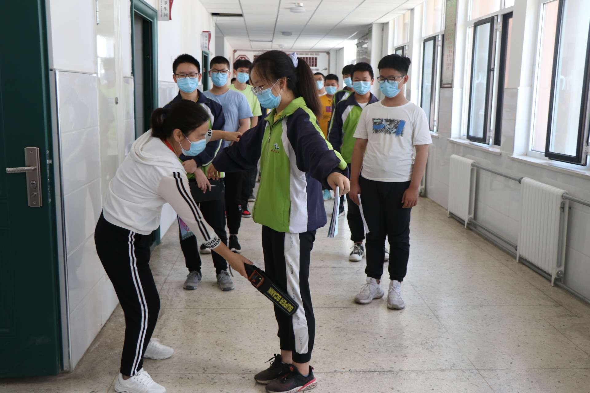 高考衣服有拉鏈行不行_高考考場(chǎng)衣服拉鏈算金屬嗎_高考考生因衣服拉鏈過(guò)不了儀器