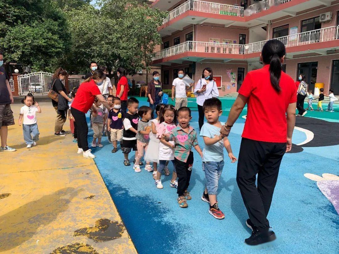 幼兒園小孩學穿衣服_幼兒園穿上衣視頻教程_幼兒園萌娃穿7件衣服上學