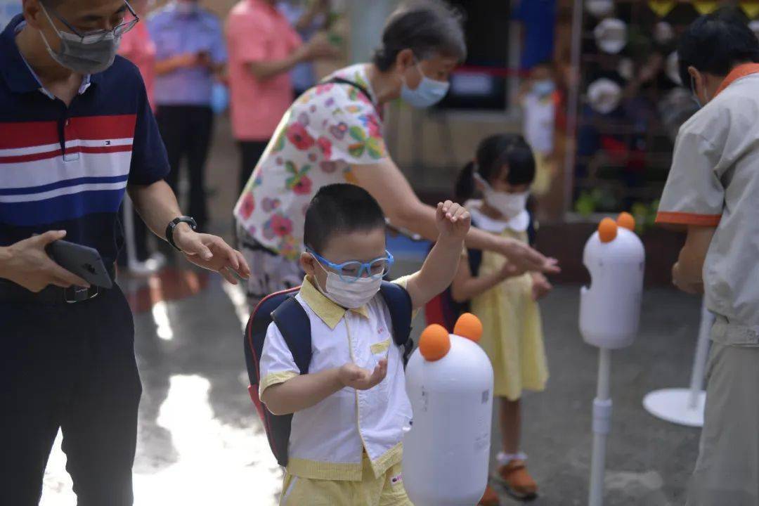 幼兒園萌娃穿7件衣服上學_幼兒園穿上衣視頻教程_幼兒園小孩學穿衣服