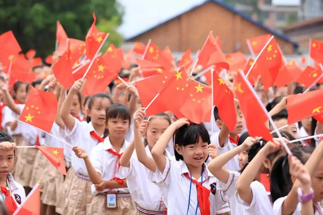 歌唱祖國開學第一課_武漢高校開學典禮萬人歌唱祖國_百名學子齊唱歌唱祖國
