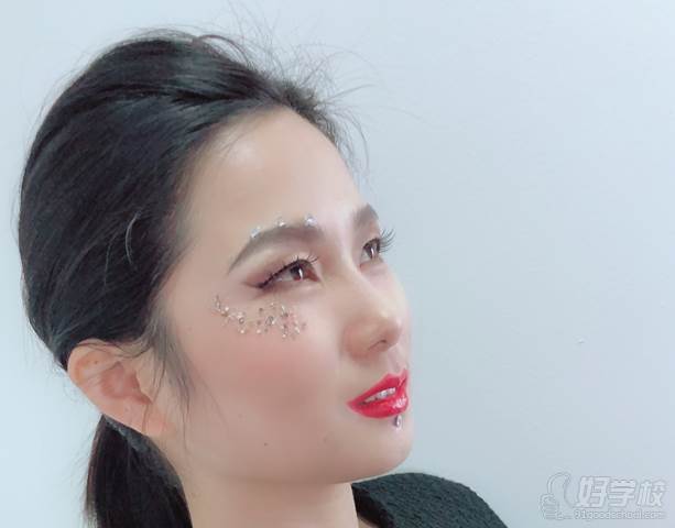 杭州學(xué)化妝的學(xué)校_杭州化妝學(xué)校正規(guī)學(xué)校_杭州化妝學(xué)校