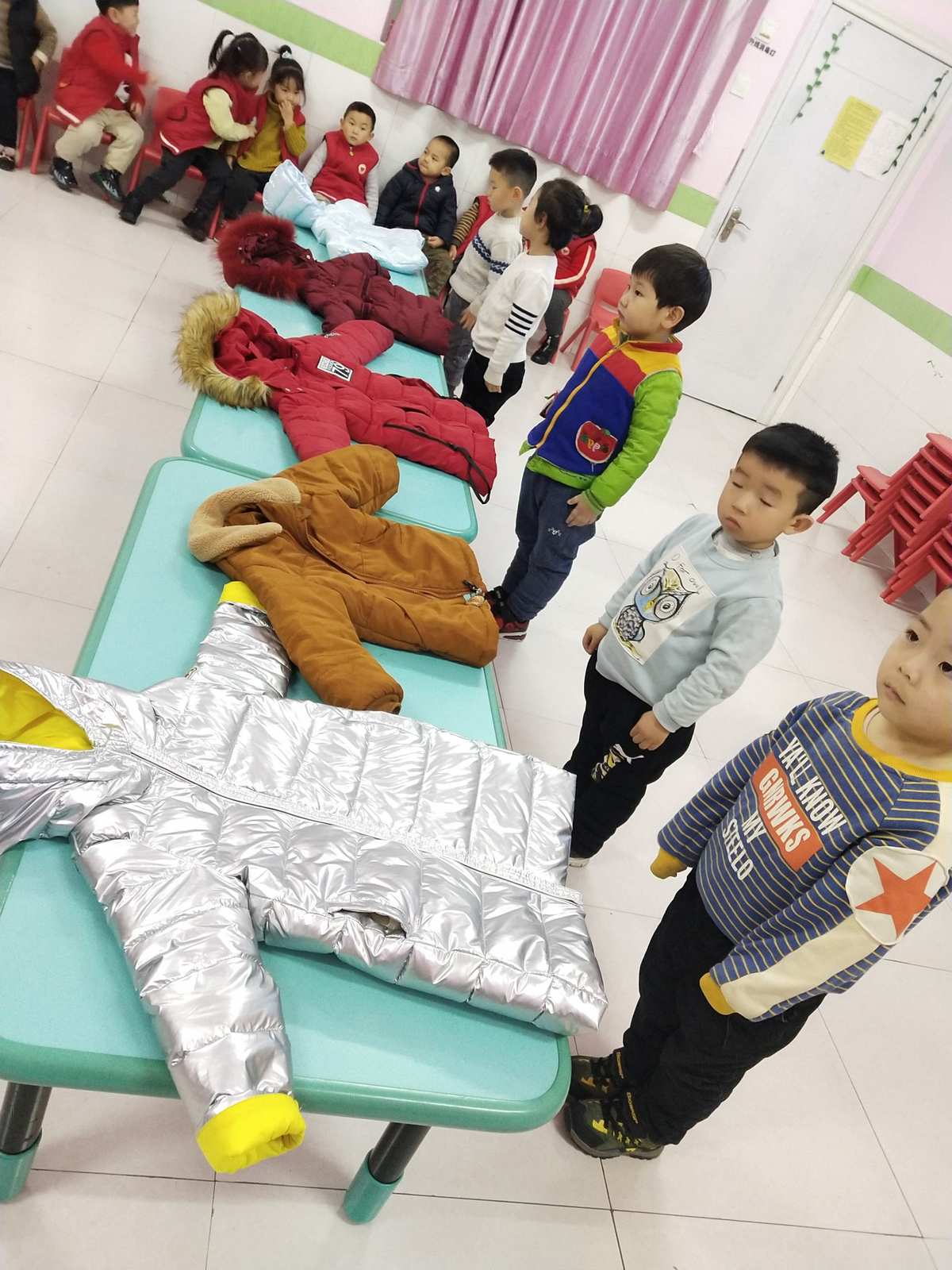 幼兒園萌娃穿7件衣服上學_幼兒園穿上衣視頻教程_幼兒上學衣著