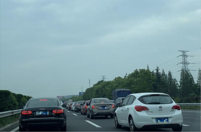 幽默說說堵車的心情_堵車的幽默說說_幽默說說堵車的句子