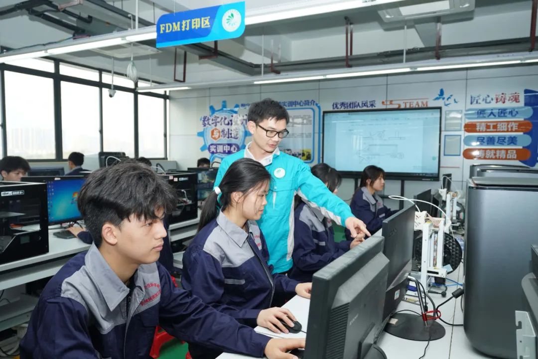 成都高鐵乘務學校在哪里_成都高鐵乘務學院簡介_成都高鐵乘務學校