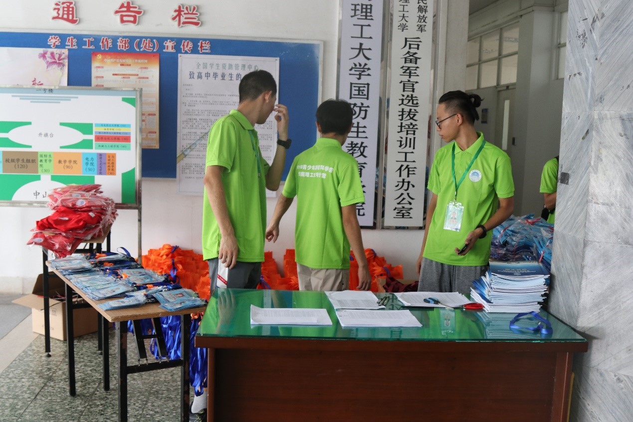 西南科技大學大專_西南大學?？茖W校_西南科技大學?？?/></p>
<p>我校學生社會實踐和志愿服務活動重點關注研究生教學團、中國文聯文藝教學項目、科博會志愿者等。 通過組建骨干隊伍、實施專項規劃，進一步推動社會實踐和志愿者活動品牌化。 努力擴大活動覆蓋面，提高活動實效。 建立“小梧桐”志愿服務團隊，打造具有科大文化內涵的志愿服務文化。 全年有2萬多名學生參加各級社會實踐和志愿者活動，累計活動經費超過50萬元。 生命學院“科技助力藏區精準扶貧工程”受到共青團省委表彰，被評為國家“三下鄉”重點團隊。 文藝志愿者因工作成績突出，受到中國文聯黨組成員、書記處書記陳建文的親切接見和高度認可，并受到人民網廣泛宣傳報道日報、中國文藝網等媒體。</p>
<p>我校學生參加“高中母校行”志愿者活動</p>
<p>文化體育活動</p>
<p>學生文體活動以“校園文化藝術節”、“社區文化節”、“女生節”、“校園運動會”等為載體，形成了十佳歌手大賽、模擬報名大賽、校園紅歌曲節、師生辯論賽、迎新杯籃球賽、西科杯聯賽等20多個深受學生喜愛和廣泛參與的活動品牌。 通過舉辦“川劇進校園”、“芭蕾進西南科技大學”等高端藝術校內活動，以及首屆“國際文化周”、留學生晚會、元旦晚會，學生們可以受到文化交融的影響。  “走出宿舍、下網、進操場”、“熒光夜跑”等群眾性體育活動覆蓋了我校全體學生，成為學校常規教育教學工作的有力補充。</p>
<p>學生俱樂部風格</p>
<p>學校積極引導和支持學生社團活動的開展。 學?，F有文化藝術、慈善、體育、科技、實踐、理論研究、社會實踐等領域社團110個，參與學生15000余人。 學生社團在各類競賽中獲得國家級獎項32項，省級獎項近10項，市級獎項8項。 其中，無線電測向定向協會在全國錦標賽中表現出色，多次榮獲冠軍，百鳴文學社榮獲全國高校優秀社團獎稱號。</p>
<p>>>>></p>
<p>創新創業教育</p>
<p>西南科技大學是四川省綜合創新改革實驗定點高校之一。 學校大學科技園2014年被評為八個“四川省第一批大學生創新創業示范俱樂部”之一，2017年被認定為“省小微企業創業示范基地”和“省級大學生創新創業園（孵化基地）”，目前學校擁有四川省高校創新創業教育示范課程2門。  2017年，學校入選首批省級深化創新創業教育改革示范高校。</p>
<p>課程結構</p>
<p>學校通過專兼職結合、校內校外相結合的方式，建立了校內創新創業教育師資隊伍：一是建立了創新創業教育師資隊伍。主要由學校專業教師和教育教學管理團隊骨干組成； 二是整合校內各院系資源，建立一支學科門類齊全、能力突出的校內創新創業導師團隊，專門從事大學生創新創業咨詢、指導和專業技術服務； 三是與知名青年企業家和社會知名人士建立了一支以專業人士、學者、優秀校友和董事會專家為主的校外兼職創新創業導師隊伍。 他們定期來校開展各類創新創業指導培訓，極大增強了創新創業教學的源動力。</p>
<p>特色示范效果</p>
<p>學校國家大學科技園孵化培育了天宇航空科技、微視、福耀飛機、長根網絡科技、碳云科技、牛豆網絡科技等一批典型學生創新創業企業； 培養了謝福林、蔡凱旋、詹偉、李長根等學生創新創業典型人物，在學校創新創業教育文化建設中發揮了引領作用。</p>
<p>學生創業模型</p>
<p>畢業生就業</p>
<p>學校充分挖掘和利用現有校友、董事會、校企合作、人才基地、社會實踐基地、專業實習基地等資源，服務學校畢業生就業市場拓展。 堅持“走出去、請進來”，通過多種渠道積極推動我校畢業生來源地走向國家廣闊的人才市場、行業組織、校友資源等領域，加強畢業生就業市場拓展。  2018屆畢業生選拔會成功舉辦，共有650余家單位參加。 全年共接待校園招聘單位1063個，網絡招聘單位967個。  2017年，用人單位為學校提供就業崗位65961個，用人單位與畢業生人數之比為7.98：1。  2017年畢業生總體就業率達到93%。</p>
<p>>>>></p>
<p>校園生活設施齊全</p>
<p>學生宿舍</p>
<p>學校現有學生公寓43套，總建筑面積28萬平方米。 公寓環境優美、整潔、安全、設施齊全、管理規范。 公寓樓配備輔導員、管理人員、門衛、清潔工、維護人員，所有樓宇均提供標準化管理和服務。 公寓布局合理，宿舍（除個別學生公寓外）均配有盥洗室、浴室、組合式家具。 三網寬帶網絡布局完善。 新生公寓配備齊全的熱水洗浴設備，學校所有宿舍獨立衛生間的熱水進入學生宿舍。 部分公寓樓配備了空調。 樓內配有定時開放的自助洗衣機、微波爐、電磁爐、自助售貨機、學習活動室等服務設施。 是學生學習之余休息的溫馨舒適的場所。</p>

<p>學生食堂</p>
<p>后勤集團餐飲服務中心現有學生食堂7個，其中“示范星級標準化食堂”2個，“標準化食堂”2個，餐廳10個，可滿足不同消費層次的需求。 中心實現了大米、肉類的統一加工和配送，通過了質量管理和HACCP食品安全管理雙體系認證，實行規范化、規范化管理。  2016年，餐飲服務中心被中國教育公會餐飲管理專業委員會授予“高校餐飲工作先進集體”，并先后榮獲“先進集體”、“食品衛生十佳單位”、“多次獲省、市“先進食品衛生管理”稱號。 單位”等稱號。</p>
<p>健身房</p>
<p>學校擁有總面積15萬多平方米的體育場館。 可承接大型國家比賽場館，包括綜合體育訓練中心，附設力量訓練室、藝術體操室、健身室、跆拳道訓練室、乒乓球訓練室等； 學校現有田徑場4個。 建有足球場4個、籃球場37個、排球場15個、網球場13個、游泳池2個、健身中心1個、體能檢測中心1個、乒乓球、羽毛球場數個，能更好地滿足教學和師生的需要。 課后鍛煉的需要。</p>
<p>西部科技大學駕校</p>
<p>西科大駕校是經四川省交通運輸廳批準成立的專業駕駛員培訓學校。 學校坐落在美麗的西南科技大學內。 擁有雄厚的師資隊伍、齊全的現代化教學設備和一流的花園式培訓場地。 擁有各類教練車輛80多輛，教師約100人，年培訓能力6000人次。 學校始終貫徹“安全第一、學生第一、誠信高效”的辦學宗旨和服務理念，著力打造“優質駕?！钡钠放菩蜗蟆?近年來多次被評為“市級文明誠信駕校”、“AAA”級駕校。  。</p>
<p>其他校園設施</p>
<p>露天電影院、演播室、校醫院等</p>
<p>>>>></p>
<p>學校資助政策</p>
<p>學校提供獎勵、就學、助學、補貼、免修、貸款、醫療等7類39項資助，確保家庭經濟困難學生順利完成學業。</p>
<p>在數千人之中</p>
<p>遇見你想見的人</p>
<p>在數千所高等院校中</p>
<p>認識你的幸運大學</p>
<p>嘿，我在西南科技大學等你！</p>
<p>西南科技大學</p>
<p>宣傳部新媒體中心</p>
<p>來源 | 招生就業辦公室</p>
<p>編輯| 金其若</p>
<p>導師| 王娟</p>				</span>
                </div>
				<div   id=