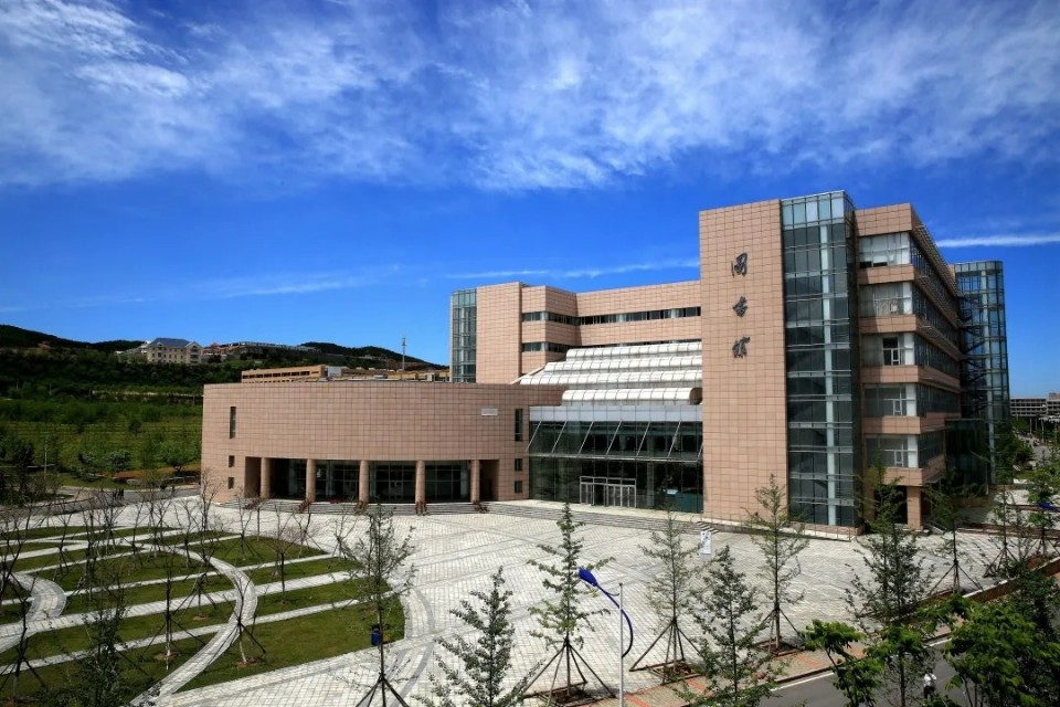 大連英語學院多少分_大連大學英語學院介紹_大連大學英文