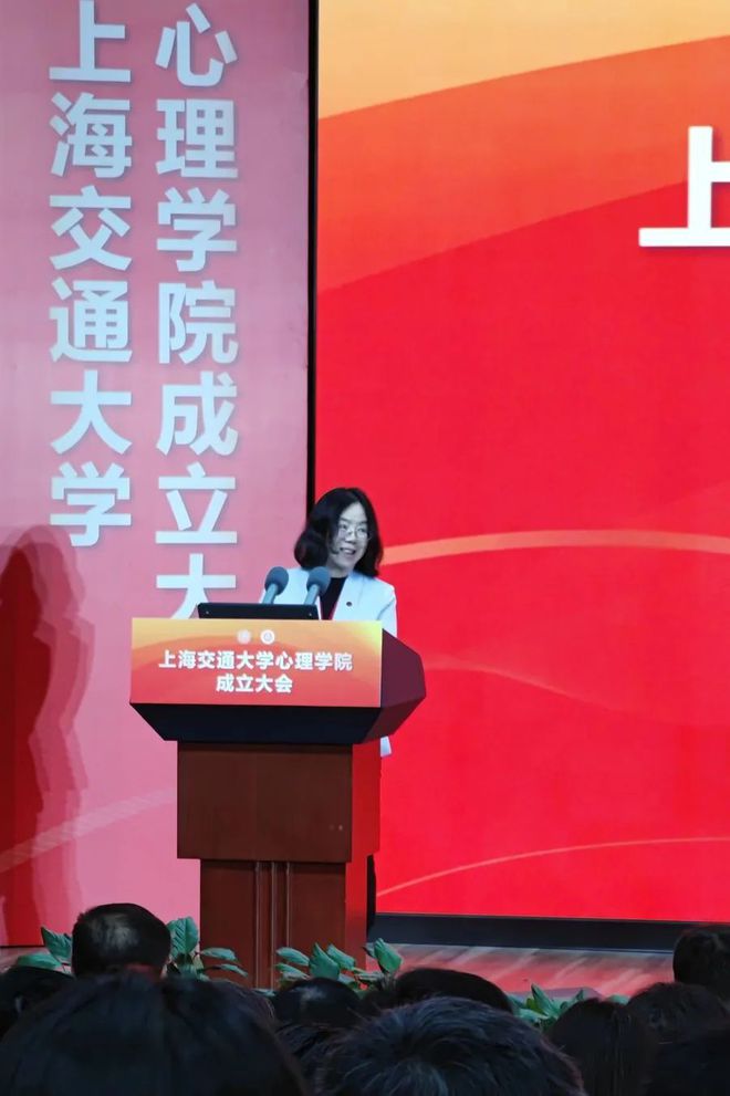 學電視廣播女生好找工作嗎_女生學廣播電視學好嗎_學廣播電視的女生出路