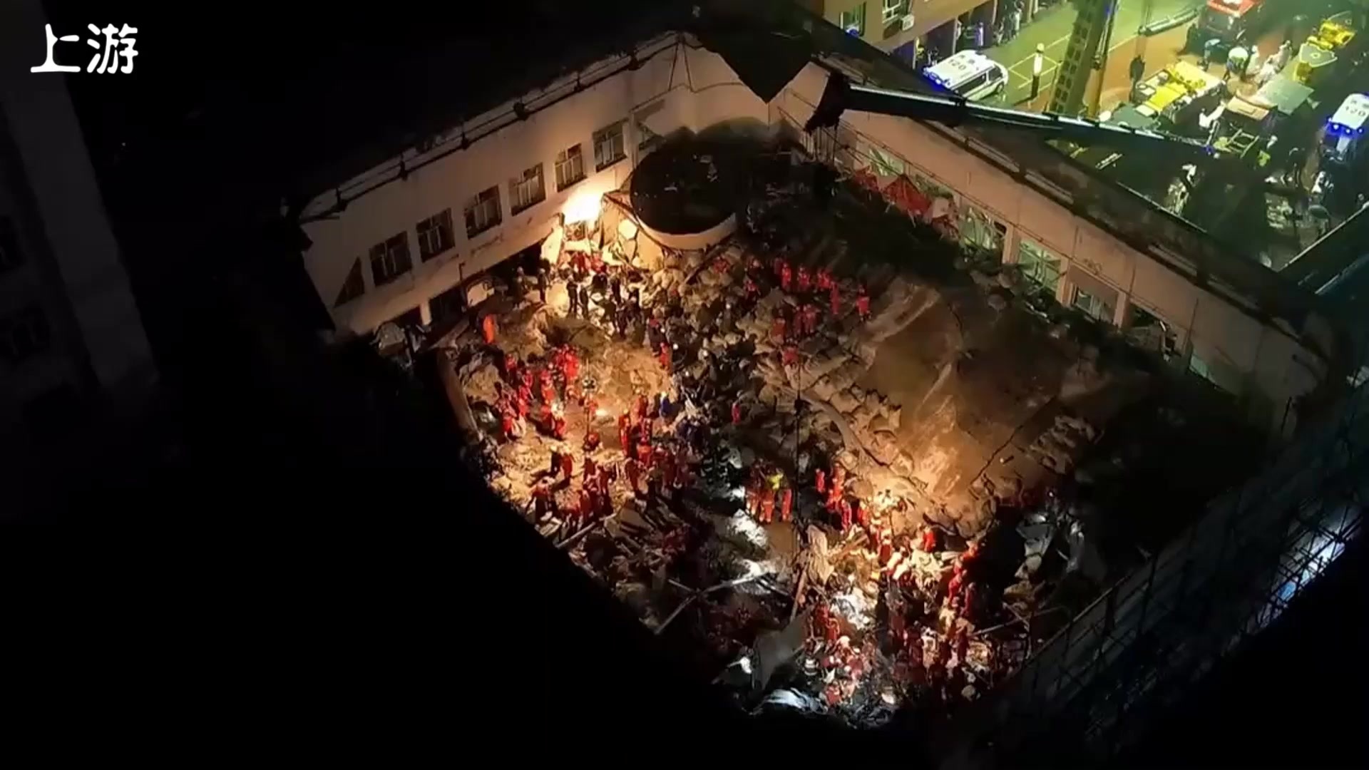 排球花束_悼念鮮花堆滿中學門口 有人送去排球_用什么鮮花悼念親人