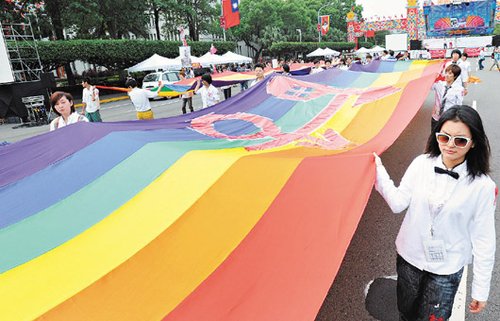 _臺灣同性戀大游行 數(shù)萬“同志”涌上臺北街頭_臺灣同性戀大游行 數(shù)萬“同志”涌上臺北街頭