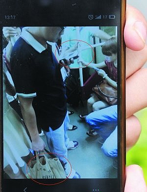 某小學一體育老師在地鐵上偷拍女子裙底__某小學一體育老師在地鐵上偷拍女子裙底