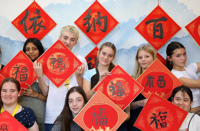 正在熱播中國人學(xué)生校_中國學(xué)生用英語怎么讀_中國人學(xué)生chinese54